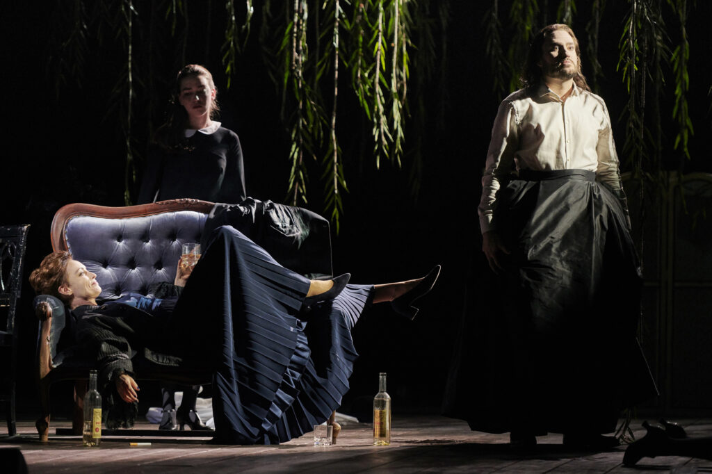 Gelangweilt vom Leben: Marquise Merteuil (Allison Cook) und Vicomte Valmont (Christian Bowers). Fotos: Theater Dortmund Premiere 18.04.2019 Quartett Oper in dreizehn Szenen von Luca Francesconi Libretto vom Komponisten nach dem gleichnamigen Theaterstück von Heiner Müller Frei nach Les liaisons dangereuses von Pierre-Ambroise-François de Laclos. In englischer Sprache mit deutschen Übertiteln Musikalische Leitung: Philipp Armbruster Regie: Ingo Kerkhof Bühne: Anne Neuser Kostüme: Inge Medert Institute for Research and Coordination in Acoustics/Music: IRCAM IRCAM Computer Music Design: Serge Lemouton IRCAM Computer Music Production: Benoit Meudic IRCAM Sound Engineers: Sébastien Naves, Luca Bagnoli Recording, editing and mixing of the choir and orchestra at La Scala: Julien Aléonard Tonabteilung Oper Dortmund: Friederike Peßler (Leitung), Günther Holtmann, Dominik Rosenthal, Olaf Krüger, Cord Hanken, Komay Alshoufi, Nils Hildebrand, Manuel Sperber Licht: Ralph Jürgens Dramaturgie: Laura Knoll Besetzung Marquise Merteuil: Allison Cook Vicomte Valmont: Christian Bowers