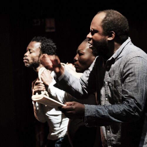 Congo / Faustin Linyekula Photographies de répétitions
Congo
Direction artistique : Faustin Linyekula
Textes : Eric Vuillard
Avec : Daddy Moanda Kamono, Faustin Linyekula, Pasco Losanganya
Bande son : Franck Moka, Faustin Linyekula
Création lumières : Koceila Aouabed