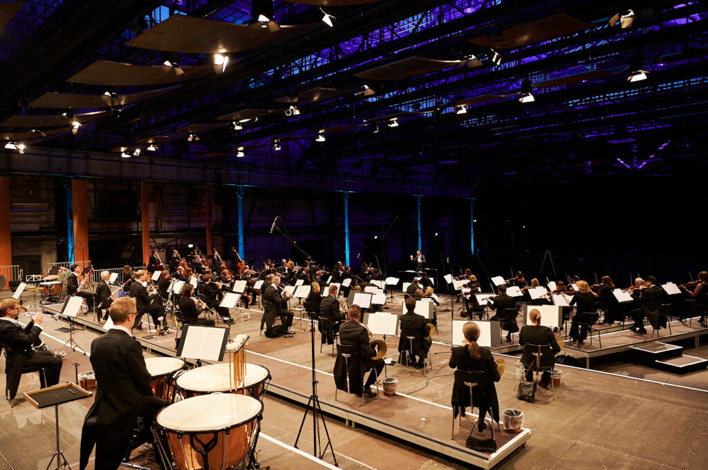 Xenakis meets Industriecharme. Bei der diesjährigen Ruhrtriennale spielten die Bochumer Symphoniker Werke mit Seltenheitswert. Unsere Kritik.